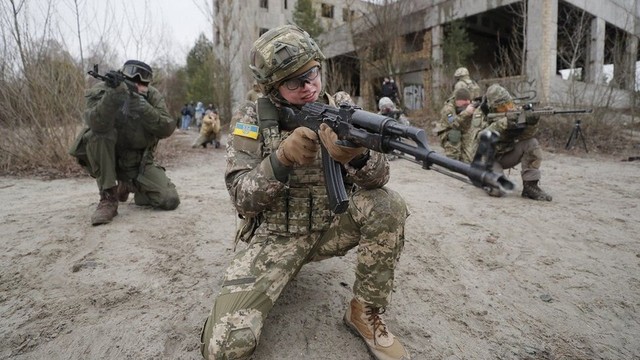 Pasukan cadangan di Pertahanan Teritorial Ukraina berlatih, Sabtu (19/02), di tengah ketegangan yang meningkat.