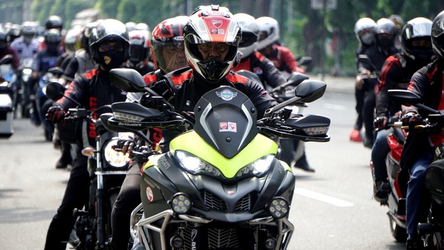 Ilustrasi motor menggunakan lampu LED. Foto: Iqbal Firdaus/kumparan