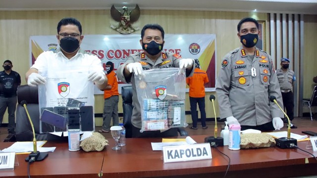 Polda Sulawesi Utara merilis kasus pemerasan dan pencurian uang yang terjadi di Kabupaten Sangihe. Dua di antara pelaku adalah anggota Polri.