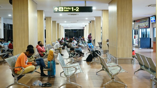 Penumpang di Bandara Sentani Jayapura. (Foto Humas Bandara Sentani)