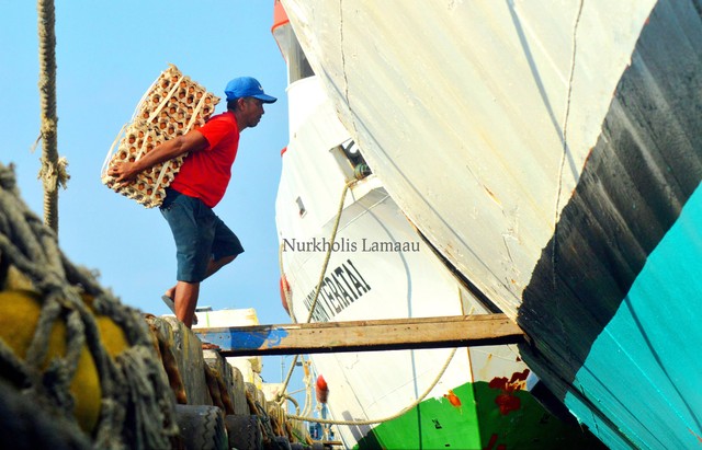 Aktivitas buruh di Pelabuhan Bastiong, Ternate. Foto: Nurkholis Lamaau/cermat
