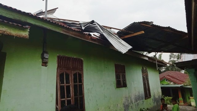 Rumah warga di Binjai rusak akibat angin puting beliung pada Selasa (19/4/2022). Foto: Polres Binjai