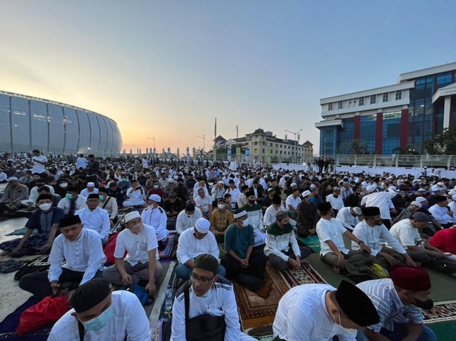 Suasana salat Idul Fitri di Jakarta International Stadium Foto: Haya Syahira/kumparan