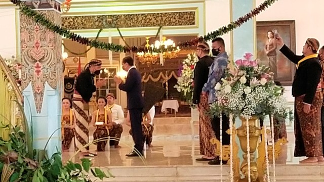 Presiden Jokowi memberi salam kepada Raja Pura Mangkunegaran, KGPAA Mangkunegara X, di Pendapi Pura Mangkunegaran, Solo, Sabtu (12/03/2022)/ FOTO: Tara Wahyu