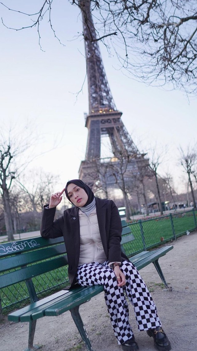 Ririe Fairus saat berada di Paris. Foto: Instagram/ririe_fairus