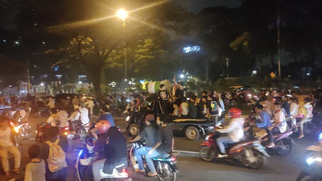 Suasana malam takbiran di Jalan Benyamin Sueb, Kemayoran Foto: Jonathan Devin/kumparan