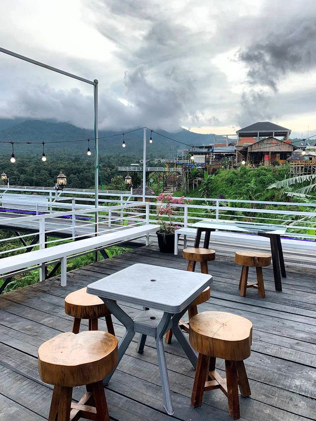 Spot foto di Jukung Vietnam Resto dengan nuansa alam berlatar belakang gunung, Sabtu (19/3) | Foto : Sidik Aryono/Lampung Geh