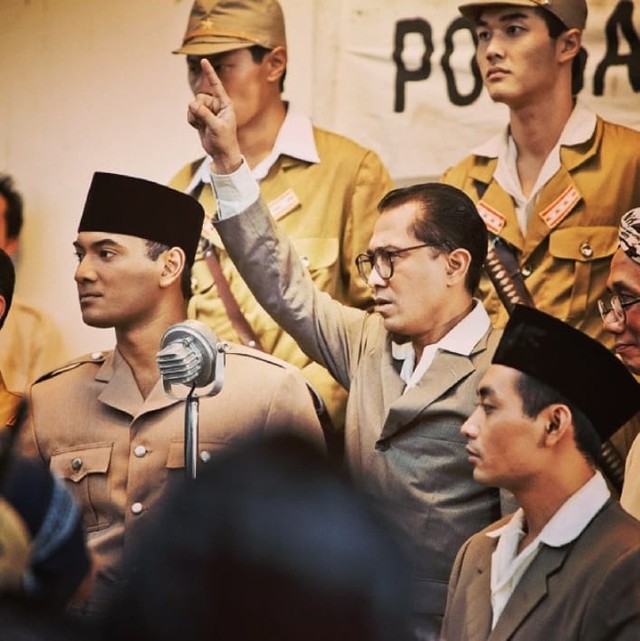 Hatta yang menjadi aktivis penggerak ikut bergerak melakukan perjuangan bersama Perhimpunan Indonesia. sumber foto : Film Soekarno.