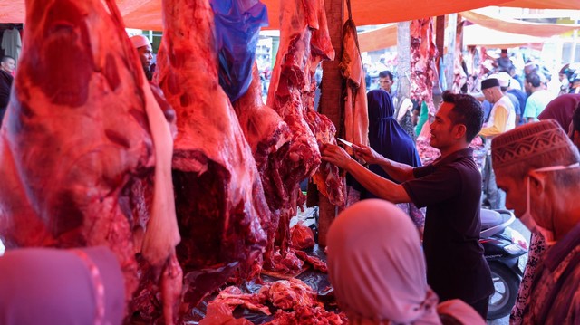 Warga membrli daging rayakan tradisi meugang sambut Idul Fitri. Foto: Suparta/acehkini