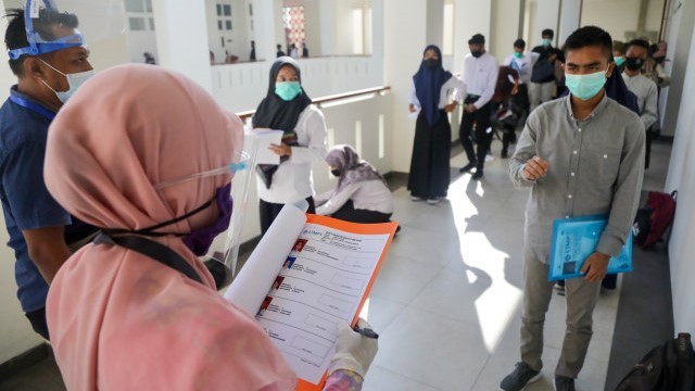 Peserta SBMPTN 2020 saat bersiap untuk mengikuti tes UTBK di Universitas Syiah Kuala (USK), Banda Aceh, Aceh, (5/7/2020). Foto: Suparta/acehkini
