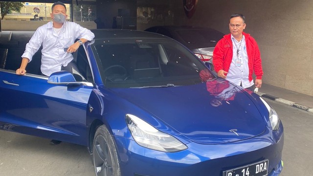 Mobil Tesla milik Indra Kenz disita penyidik Bareskrim Polri. Foto: Dok. Istimewa