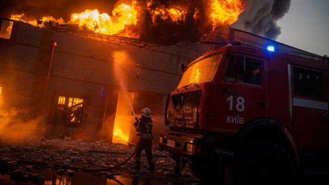 Ilustrasi kebakaran gedung di Kiev, Ukraina.  Foto: Layanan pers Layanan Darurat Negara Ukraina/via REUTERS