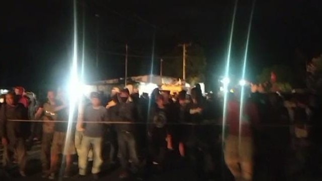 Aksi unjuk rasa penolakan tambang yang berujung bentrok dengan aparat Kepolisian di Desa Katulistiwa, Kecamatan Tinombo Selatan, Kabupaten Parigi Moutong, Sulawesi Tengah. Foto: Istimewa