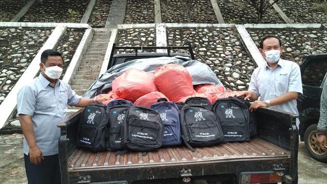 Paket bantuan alat tulis dari PT Timah Tbk kepada anak pesisir di Karimun. Foto: Khairul S/kepripedia.com
