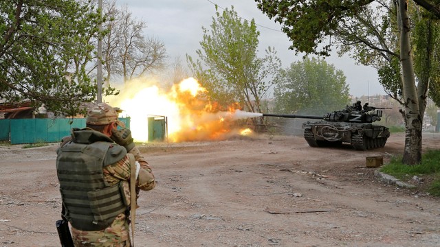 Anggota militer Rusia menembak dari sebuah tank selama pertempuran dalam konflik Ukraina-Rusia di dekat pabrik baja Azovstal di Mariupol, Ukraina Kamis (5/5/2022). Foto: Alexander Ermochenko/REUTERS