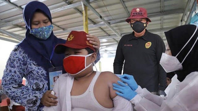 Kepala BIN Jenderal Pol (Purn) Budi Gunawan saat meninjau vaksinasi anak-anak. Foto: BIN
