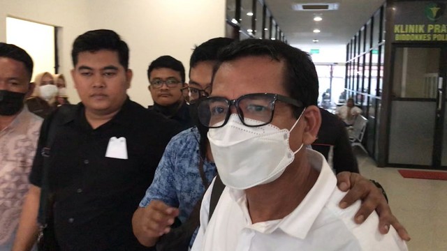 DEKAN FISIP Unri, Syafri Harto, saat keluar dari Rutan Mapolda Riau usai divonis bebas oleh majelis hakim Pengadilan Pekanbaru.  