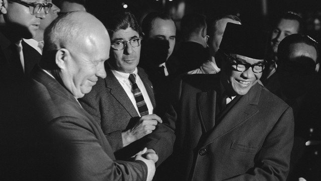 Perdana Menteri Soviet Nikita Khrushchev mengucapkan selamat tinggal kepada Presiden Sukarno setelah ia berkunjung ke markas Khrushchev di gedung delegasi Uni Soviet di 680 Park Avenue di New York, 6 Oktober 1960. Foto: Harvey Lippman/AP Photo