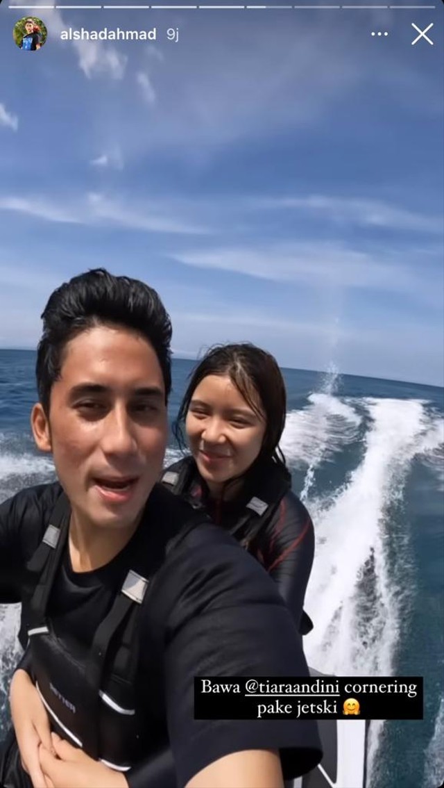 Tiara Andini dan Alshad Ahmad saat main jetski. Foto: Instagram/@alshadahmad