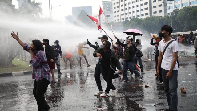 Kericuhan saat demo 11 April di Gedung DPR RI, Jakarta, Senin (11/4).
 Foto: Aditia Noviansyah/kumparan