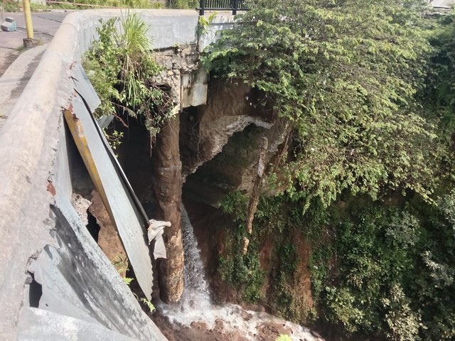 Pilar jembatan Lembah Dieng tampak menggantung. foto/M Sholeh