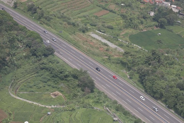 Foto udara kondisi arus lalu lintas Tol Cipularang, Minggu (1/5).  Foto: Aditia Noviansyah/kumparan