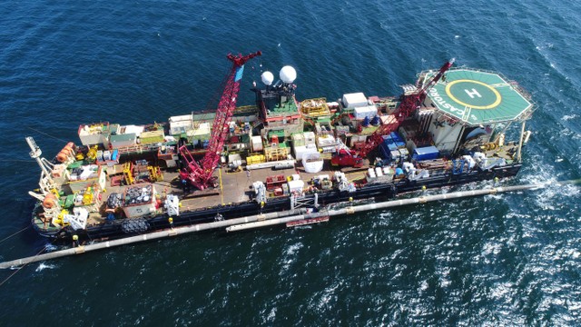 Kapal peletakan pipa "Castoro 10" selama operasi untuk menghubungkan dua bagian pipa dari pipa gas alam Laut Baltik Nord Stream 2 untuk membawa gas Rusia ke Jerman dan Turki. Foto: Reuters