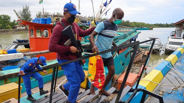 ABK kapal ikan berbendera India dibawa ke Dermaga Ditpolairud Polda Aceh untuk dilakukan proses hukum, Selasa (8/3). Foto: Suparta/acehkini
