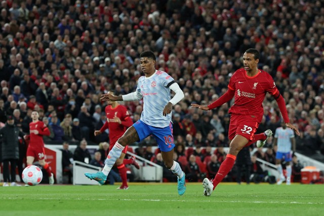 Pemain Liverpool Joel Matip berusaha merebut bola dari pemain Manchester United Marcus Rashford pada pertandingan lanjutan Liga Inggris di Anfield, Liverpool, Inggris. Foto: Phil Noble/REUTERS