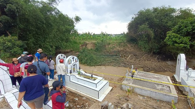 TPU Simalingkar Longsor, 12 Makam Rusak Dan Ada Yang Jatuh Ke Sungai ...