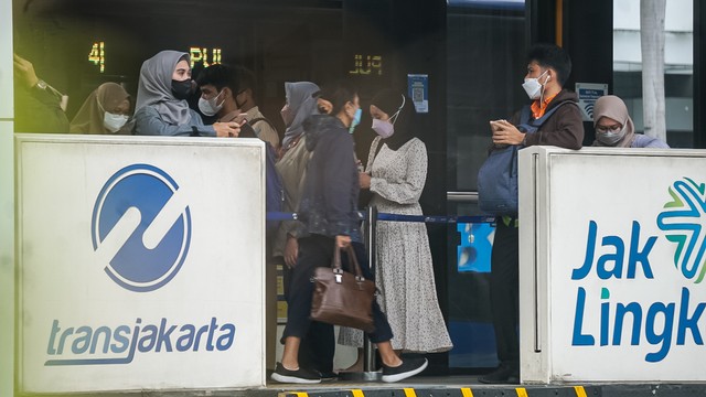Sejumlah warga menaiki Transjakarta di Terminal Tosari, Jakarta pada Rabu (16/3/2022). Foto: Iqbal Firdaus/kumparan