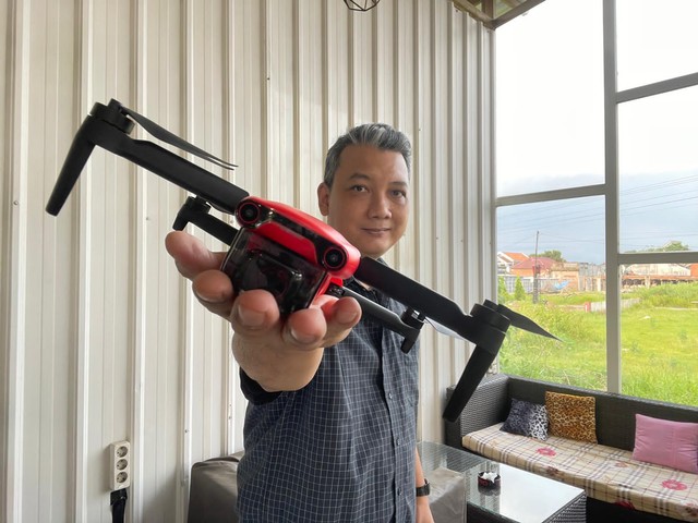 Arya Dega berpose bersama pesawat drone Autel Lite berteknologi tri band miliknya. Foto: dok