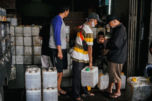 Penjual memasukan minyak goreng curah kedalam jirigen di Kawasan Pasar Cipete, Jakarta Selatan, Kamis (17/3/2022). Foto: Jamal Ramadhan/kumparan