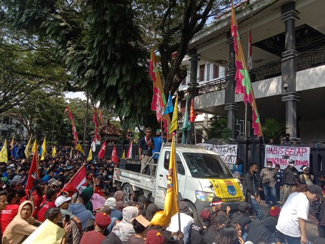 Aksi unjuk rasa mahasiswa menolakan kenaikan harga BBM dan kebutuhan pokok di depan Gedung DPRD Kota Malang. Foto: M Sholeh
