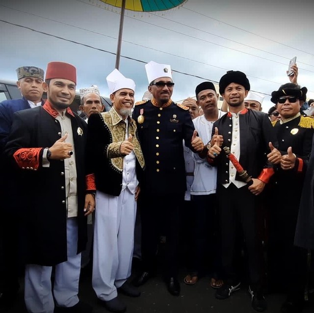 Sultan Tidore Husain Sjah dan Sultan Ternate Hidayatullah Sjah disambut warga Desa Igobula, Galela Selatan, Halmahera Utara. Foto: Istimewa