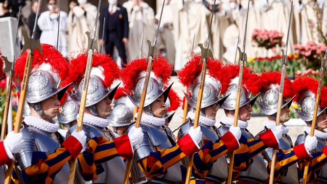 Garda Swiss tiba di Lapangan Santo Petrus, Vatikan saat perayaan Paskah pada Minggu (17/4/2022).
 Foto: Yara Nardi/REUTERS