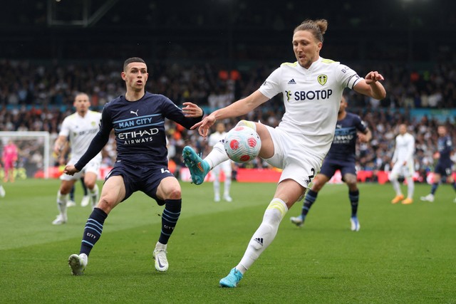 Pemain Leeds United Luke Ayling beraksi dengan pemain Manchester City Phil Foden di Stadion Elland Road, Leeds, Inggris, Sabtu (30/4/2022). Foto: Action Images via Reuters/Carl Recine