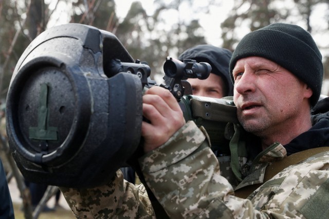 Anggota baru Pasukan Pertahanan Teritorial berlatih untuk mengoperasikan peluncur anti-tank NLAW selama latihan militer di tengah invasi Rusia ke Ukraina, di Kyiv, Ukraina. Foto: Valentyn Ogirenko/REUTERS