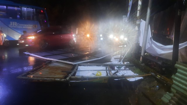 Spanduk dan reklame roboh di Sawangan, Depok, akibat hujan disertai angin kencang, Kamis (7/4).  Foto: Dok. Istimewa