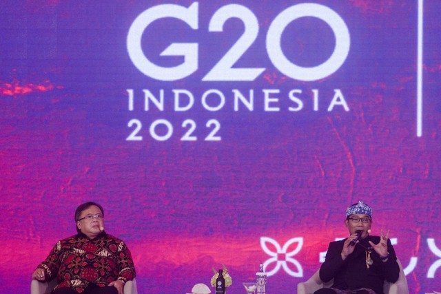 Gubernur Jawa Barat Ridwan Kamil (kanan) sebagai U20 Co-Chair bersama Lead Co-Chairs T20 Bambang PS Brodjonegoro menyampaikan gagasan pada gelar wicara Road To Presidensi G20 di Bandung, Kamis (24/2). Foto: Novrian Arbi/ANTARA FOTO