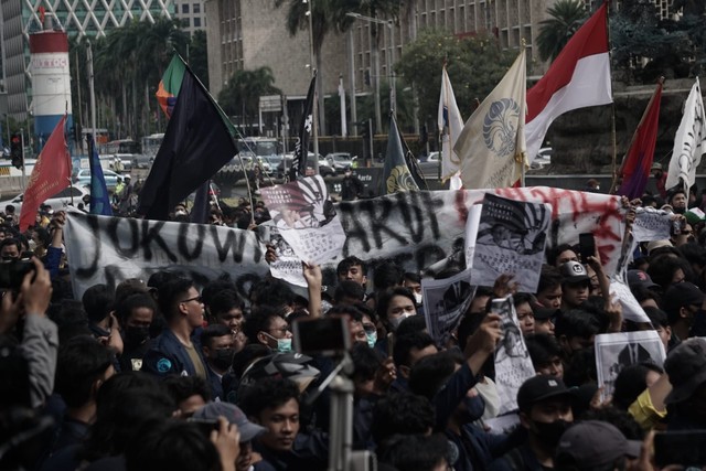 Mahasiswa membawa spanduk yang berisi tuntutan-tuntutan saat mereka berunjuk rasa di sekitar Patung Kuda, Jakarta, Kamis (21/4/2022). Foto: Jamal Ramadhan/kumparan 
