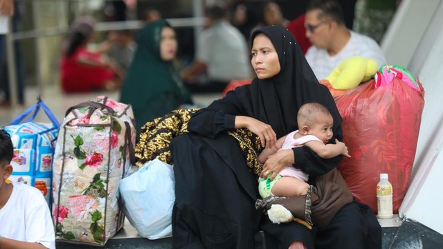 Warga menunggu jadwal berangkat ke Sabang. Foto: Suparta/acehkini