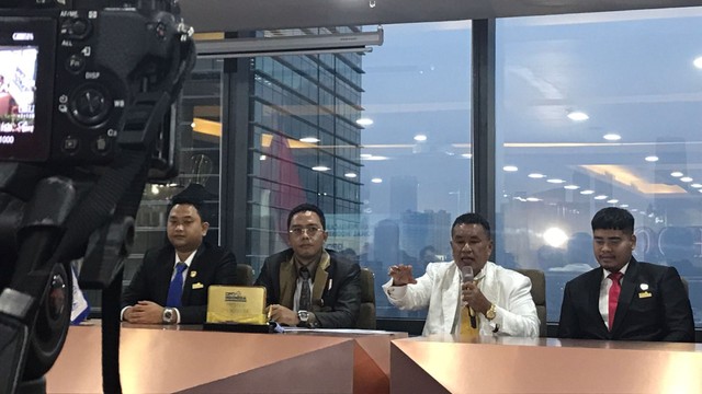 Hotman Paris menjelaskan alasan dia keluar dari Peradi dan dia langsung bergabung dengan DPN Indonesia, dalam konferensi pers di Kantor DPN, Senin (19/4). Foto: Hedi/kumparan