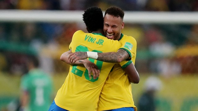 Pemain Brasil Neymar berselebrasi usai mencetak gol pertama mereka dengan Vinicius Junior di Estadio Maracana, Rio de Janeiro, Brasil, Kamis (24/3/2022). Foto: Ricardo Moraes/REUTERS