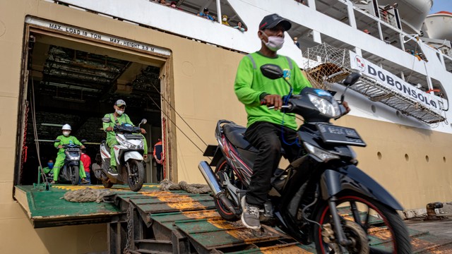 Petugas menurunkan sejumlah sepeda motor penumpang mudik gratis sepeda motor bersama Kapal Motor (KM) Dobonsolo setibanya di dermaga Terminal Penumpang Tanjung Emas Semarang, Jawa Tengah, Rabu (27/4/2022). Foto: Aji Styawan/ANTARA FOTO