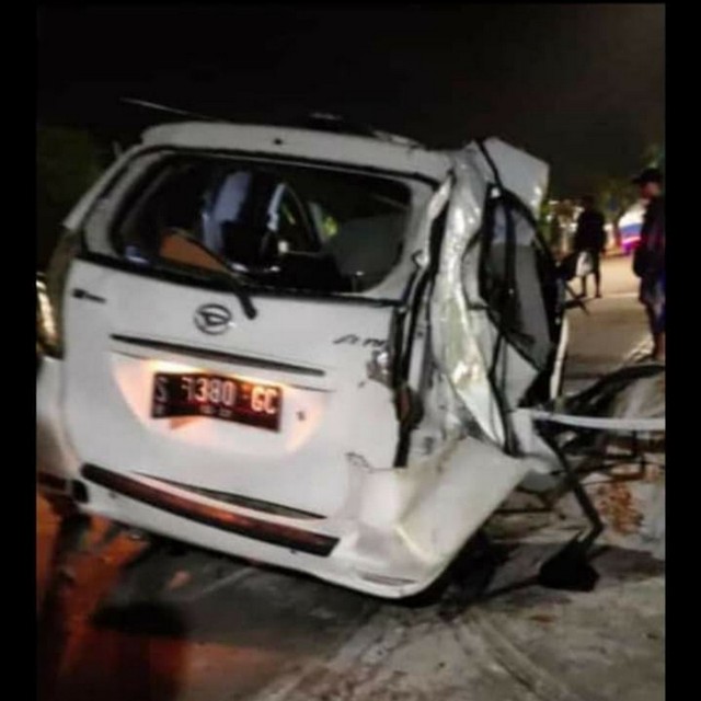 Mobil yang terlibat kecelakaan lalu-lintas di Jalan Lettu Suyitno Kota Bojonegoro, Jawa Timur. Senin (21/03/2022) (foto: dok istimewa)