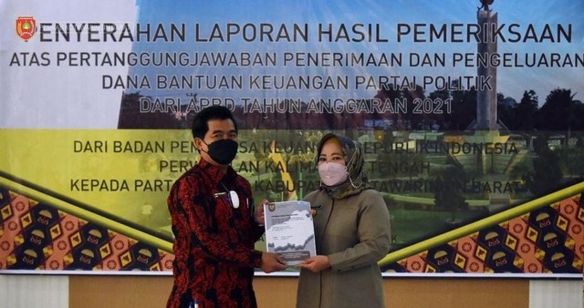 Badan Pemeriksa Keuangan (BPK) Perwakilan Kalimantan Tengah (Kalteng) menyerahkan laporan hasil pemeriksaan atas bantuan keuangan partai politik (parpol) di kabupaten Kobar. Foto: Prokom.