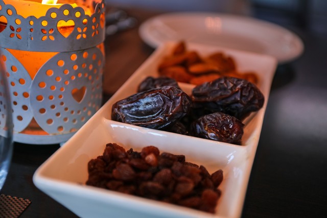 Buah kurma mempunyai beberapa manfaat bagi kesehatan yang baik dikonsumsi saat buka puasa maupun sahur selama bulan Ramadhan. [Poto: Pexels/Naim Benjellon]