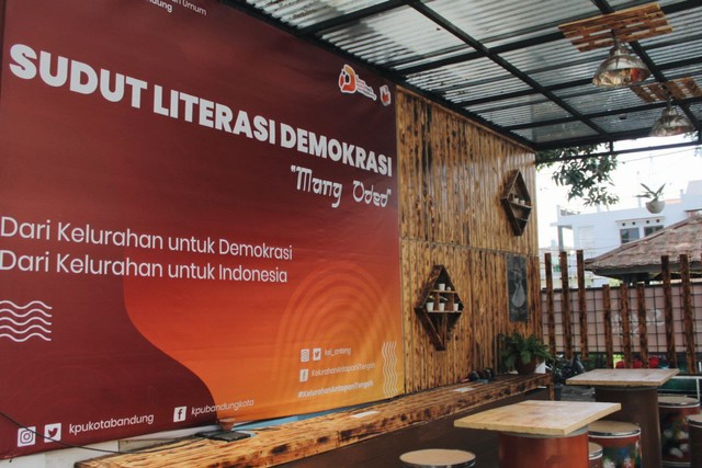 Sudut Literasi Demokrasi Mang Oded di Kelurahan Antapani Tengah, Kota Bandung, menjadi sarana pendidikan politik bagi masyarakat. FOTO: Humas Pemkot Bandung