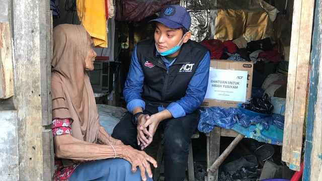 Tim Aksi Cepat Tanggap Pekalongan dan Mbah Tusiyam, lansia dhuafa yang tinggal di gubuk kecil.